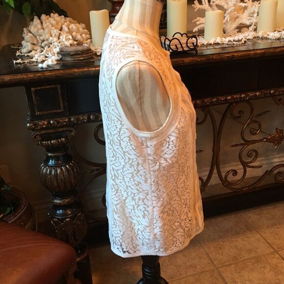 BCBG BLOUSE w Beautiful Detail - Picture 5 of 11